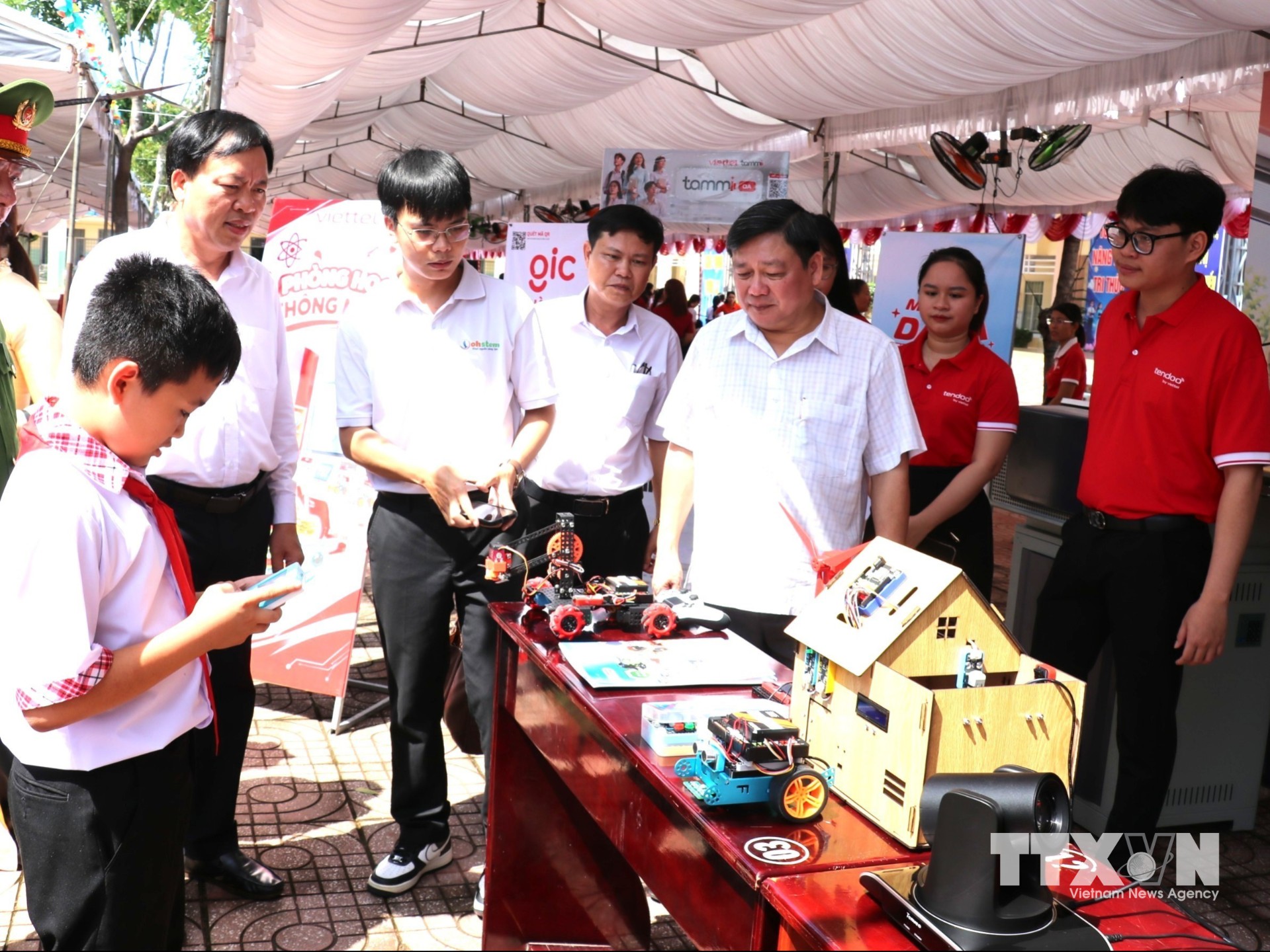 ự đồng bộ từ hạ tầng công nghệ đến tư duy đổi mới của nhà trường và phụ huynh hứa hẹn sẽ tạo nên bước đột phá toàn diện, nâng cao chất lượng nguồn nhân lực trẻ cho tỉnh nhà trong giai đoạn phát triển mới. (Ảnh: K GỬIH/TTXVN)